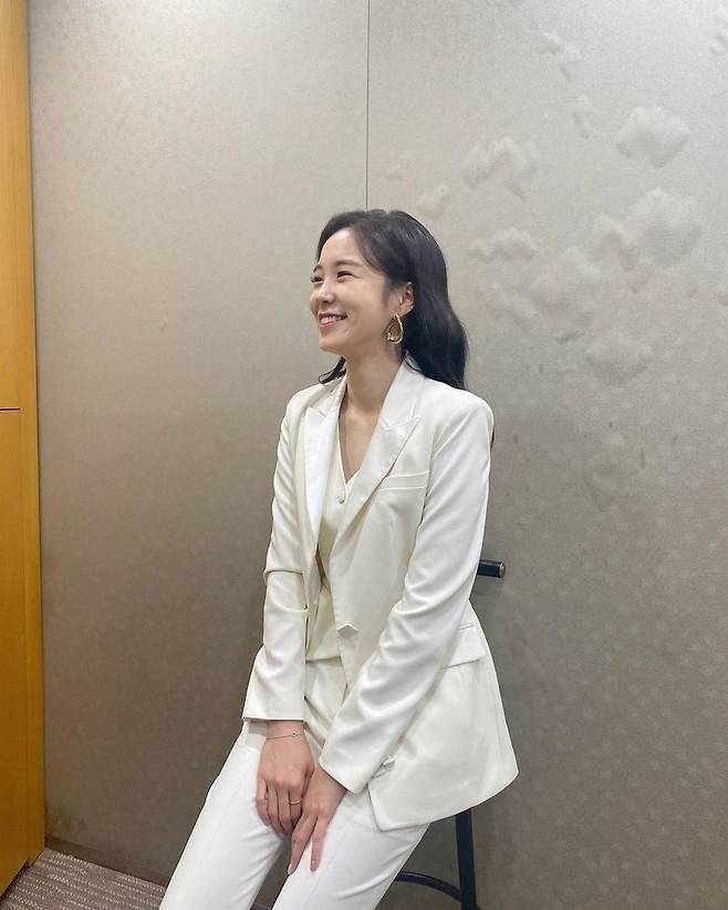 Broadcaster Jang Ye-won, from Announcer, reported on the more beautiful situation since the pre-declaration.Jang Ye-won posted two photos on his instagram on May 26 with the phrase I want to cut it with a short hair these days!Jang Ye-won in the photo is smiling brightly in a white suit. Jang Ye-won has a beautiful visual and half-moon eyes from a distance.The netizens who saw this responded such as Short hair is going to fit well, I am in favor of cutting it because it is hot, I am still beautiful.Jang Ye-won joined SBS 18th bond Announcer in 2012.Jang Ye-won has been working as a freelance broadcaster since signing an exclusive contract with SM C & C after leaving SBS last year.Jang Ye-won appeared on TVN On and Off last year and said, I looked back at my 20s and poured everything into one job.In my 30s, I decided to leave because I wanted to spread it in more places. Jang Ye-won appeared on MBC every1 and MBC Drama Movie Wat Suda.