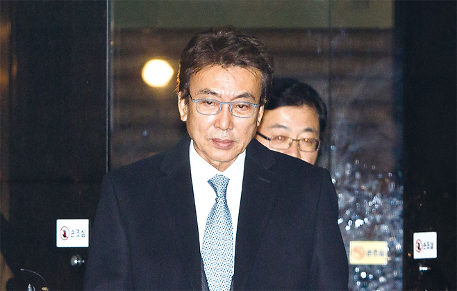 정윤회씨가 홈캐스트 최대주주인 황우석 박사와 친분이 있다는 소식이 전해지면서 정씨도 주식시장 교란세력과 연루돼 있다는 의혹을 받고 있다. &copy; 시사저널 최준필