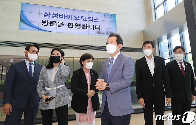 정세균 전 국무총리가 25일 오후 인천 연수구 삼성바이오로직스를 찾아 관계자와 이야기를 나누고 있다./뉴스1 © News1 임세영 기자