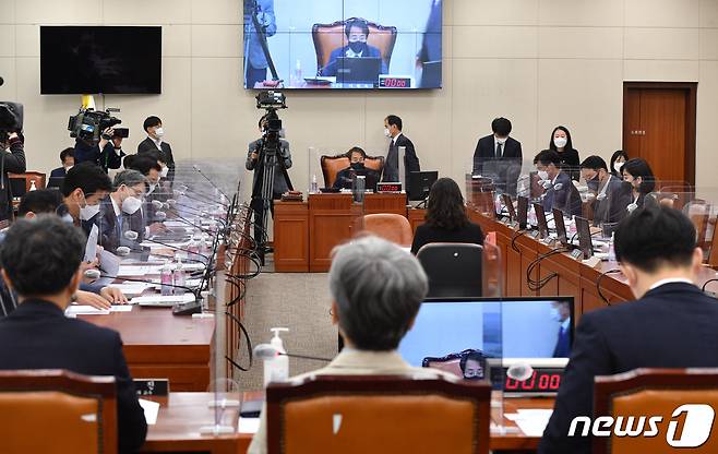 27일 오후 서울 여의도 국회에서 열린 과학기술정보방송통신위원회 전체회의에서 최근 논쟁의 대상이 된 포털 뉴스 배열 알고리즘 문제를 논의하는 공청회가 진행되고 있다. © News1 구윤성 기자