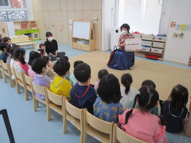 '이야기 할머니'로 활동 중인 고순옥 씨가 가정의 달인 5월, 서울 마포구의 한 어린이집에서 아이들에게 이야기를 들려주고 있다. 본인 제공