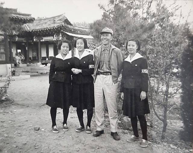 '이야기 할머니'로 활동하고 있는 고순옥 씨의 학창 시절 모습(왼쪽에서 두번째). 국민학교(초등학교) 3학년부터 졸업까지 반장과 부반장을 놓치지 않았다. 고씨의 소녀 시절 장래 희망은 아버지를 따라 '경찰'이 되는 것이었다. 본인 제공