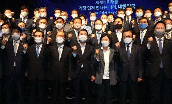 27일 오전 서울 여의도 중소기업중앙회에서 더불어민주당 이광재 의원 대선 출마 기자회견이 끝난 뒤 참석자들과 기념촬영을 하고 있다. 2021.5.27 오종택 기자