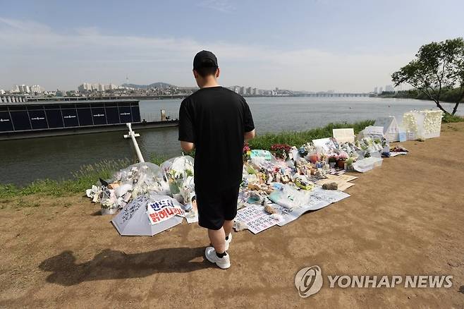 고 손정민 씨 사망 원인은? 한강에서 실종된 뒤 숨진 채 발견된 의대생 고 손정민 씨 사건 관련 경찰 수사가 진행 중인 지난 26일 오전 서울 반포한강공원에 마련된 손 씨 추모공간을 시민이 살펴보고 있는 모습. [연합뉴스 자료사진]