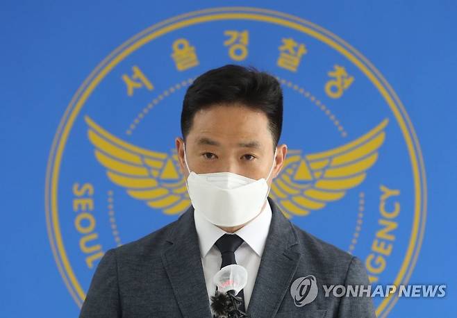 고 손정민 씨 사망사고 중간 수사결과 발표 (서울=연합뉴스) 이재희 기자 = 한원횡 서울경찰청 형사과장이 27일 서울 종로구 서울경찰청 제2서경마루에서 한강 대학생 사망사고 중간 수사결과 발표를 하고 있다. scape@yna.co.kr