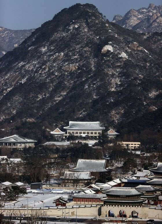 경복궁 경회루와 청와대 뒤로 백악산이 웅장하다. 산은 겨울이 돼야 제모습을 드러낸다. 지난 겨울 눈이 내렸을 때 모습이다. [연합뉴스]