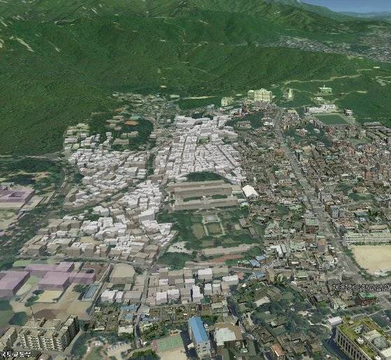 백악산에서 낙산으로 흘러가는 능선 하나가 도성 안으로 내려온다. 감사원~정독도서관(옛 경기고 터)~윤보선가로 이어지는 능선이다. 앞으로 청계천이 흐르고 경복궁과 인왕산을 굽어볼 수 있는 자리다. 가운데가 정독도서관, 오른쪽 아래가 윤보선가와 헌법재판소다. [V WORLD지도 캡처]