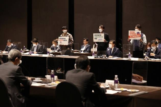 28일 오후 중구 더플라자호텔에서 권덕철 보건복지부 장관(오른쪽 두번째) 주재로 국민연금 기금운용위원회 회의가 진행되고 있다. 연합뉴스