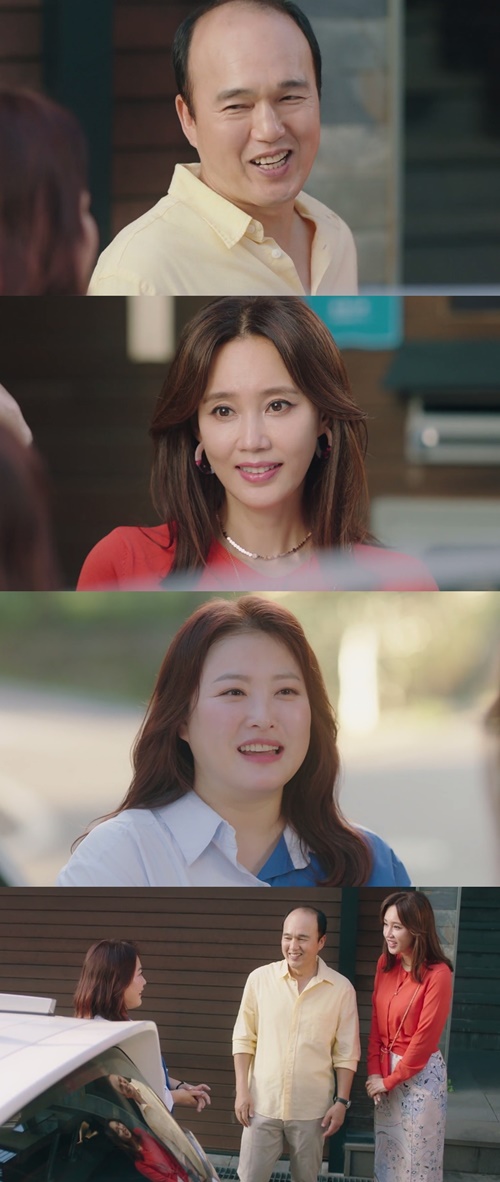 How the family Kim Kwang-kyu, Oh Hyun-kyung and Sim Jin-hwa face each other.In the 11th episode of TV CHOSUN Sunday Drama How the Family (director Lee Chae-seung, playwright Baek Ji-hyun, and Oh Eun-ji, production Song Ari Media), which will be broadcast on the morning of the 30th, Oh Hyun-kyung reveals a subtle tone in the cheerful atmosphere of Kim Kwang-kyu and his manager Sim Jin-hwa.Kim Kwang-kyu was on the same stage as the trot seniors and was one step closer to the singers dream.However, unlike Kim Kwang-kyus expectation, he suffered from a period of raging emotions, such as suffering from sudden emotional ups and downs as his life became longer.Every time, Oh Hyun-kyung gave him realistic advice and gave him courage and morale to give him a solid sister.On the 28th, Sim Jin-hwa appears as Kim Kwang-kyus first manager.He will play a unique cheerful laugh and a lively aura, and will act as a limited express assistant for Kim Kwang-kyuKim Kwang-kyu, who has a funny past that has been a manager of singers seniors, is getting more and more powerful on his shoulders.Oh Hyun-kyung has a meaningful expression on the harmonious appearance of Kim Kwang-kyu and Sim Jin-hwa.He is embarrassed by the two who boast of fantasy, and even makes an awkward smile.In addition, unlike himself who gives a lot of advice, he is curious about what happened to them by closely watching Sim Jin-hwa, which spreads infinite positive energy.What is the charm of Sim Jin-hwa, who caused Kim Kwang-kyus gaunt smile, and what is the real heart of Oh Hyun-kyung looking at them?This weeks show will feature Sim Jin-hwa, who has shown the essence of a new styler with solid acting power and plump charm, as a cameo, said the production team of How the Family.Her appearance brings about the emotional agitation of Oh Hyun-kyung with intense charisma and brings a new flow to her relationship with Kim Kwang-kyu 