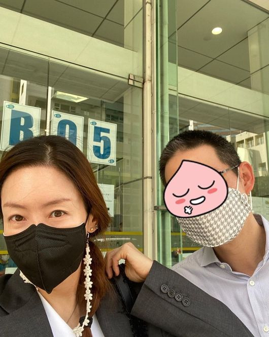 Actor Kim Jung-Eun has completed vaccinations with her Husband and Corona 19 in Hong Kong.On the morning of the 28th, Kim Jong Eun posted several self-portraits with her Husband, saying, Vaccinated!In the photo, Kim Jong Eun is wearing a mask on a street in Hong Kong and showing off his beautiful visuals. Kim Jong Eun shared his pleasant daily life by adding cute stickers to his Husbands face.In addition, Kim Jong Eun released the vaccine confirmation letter, as well as a warm atmosphere by leaving a reply to the fans comments Be careful of health.Meanwhile, Kim Jung-Eun has been living in Hong Kong since he married a Korean-American businessman in 2016. In October last year, he returned to the house theater after a long time through MBN My Dangerous Wife.Kim Jong Eun SNS