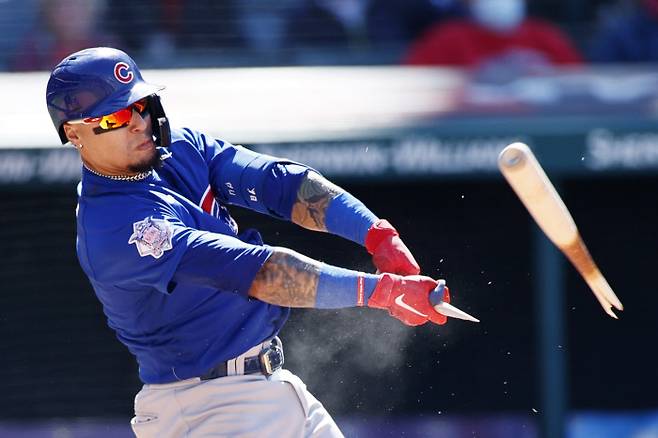 지난 12일(현지시간) 시카고 컵스의 하비에르 바에즈가 배트가 부러지는 타격을 하고 있다. AP|연합뉴스