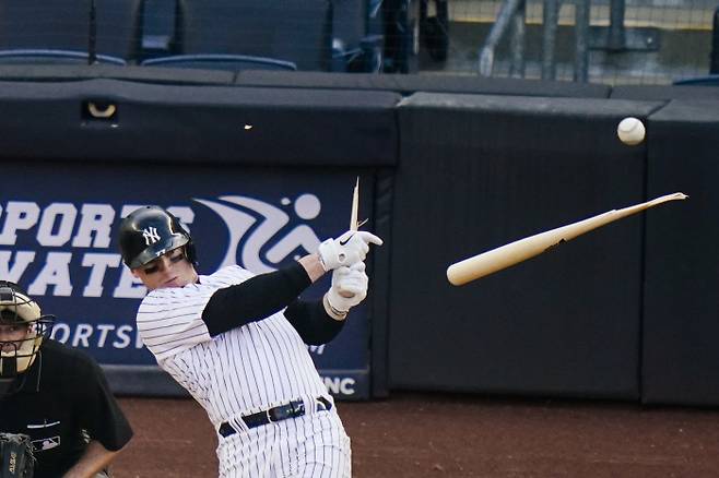 뉴욕 양키스의 클린트 프레이저가 27일(현지시간) 뉴욕에서 열린 토론토 블루 제이스와의 더블헤더 첫 경기 7회에서 배트가 부러지는 타격을 하고 있다. AP|연합뉴스