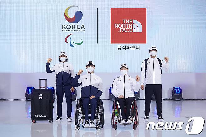 대한장애인체육회 공식파트너인 영원아웃도어는 냉감, 발수·투습 및 흡습·속건 기능을 강화하는 한편, 고유의 친환경 혁신 기술인 ‘노스페이스 K-에코 테크’를 통해 패럴림픽 단복 역대 최초로 친환경 리사이클링 소재를 적용한 도쿄패럴림픽 대한민국 국가대표 ‘공식 단복’을 선보였다. (영원아웃도어 제공) 2021.5.17/뉴스1