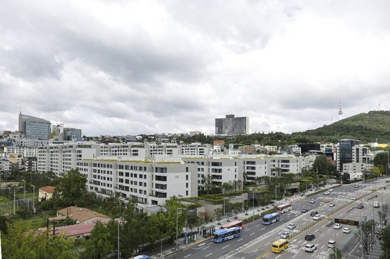 서울 용산구 한남동 나인원한남은 고급 임대주택으로 최초 분양한 뒤 현재 분양전환(소유권 이전)하고 있다. 분양가가 40억~70억원대다.