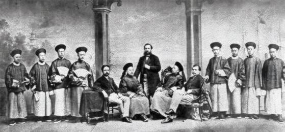 베이징에 부임하기 전 워싱턴의 중국공사관을 방문한 벌링게임. [사진 김명호]