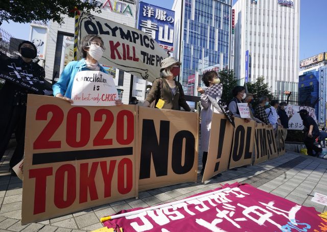 일본 시민들이도쿄 신주쿠 거리에서 7월23일 개최되는 도쿄올림픽을 취소할 것을 주장하고 있다. 일본은 코로나19 확산세를 잡지 못하면서 올림픽 개최 반대 여론이 커지고 있다. EPA연합뉴스