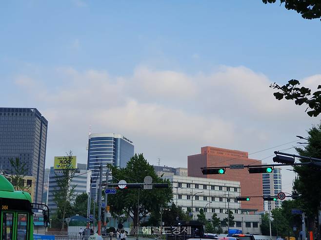 광화문, 서울역, 남대문 일대로 출퇴근 하는 사회초년생들은 인접지인 마포 공덕 또는 대흥 인근에 주거지를 정하는 일이 많다. 지난해 아파트 전셋값 폭등 여파가 빌라 시장까지 덮치면서 10평 2룸 빌라 전셋가가 3억~4억원에 이르는 상황이다. [사진은 서울역 일대 오피스 지구 전경. 이민경 기자]