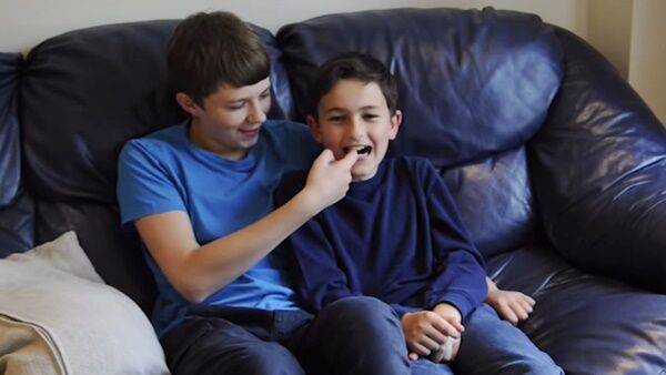 '찰리가 내 손가락을 깨물었어요' 영상을 실제 주인공인 해리(왼쪽), 찰리 형제. (사진='StoryTrender' 유튜브)