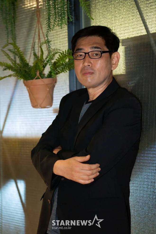 영화 '파이프라인' 유하 감독이 26일 온라인으로 진행된 인터뷰를 위해 포즈를 취하고 있다. /사진제공=메가박스중앙(주)플러스엠, 리틀빅픽처스 2021.05.26 /사진=이동훈 기자 photoguy@