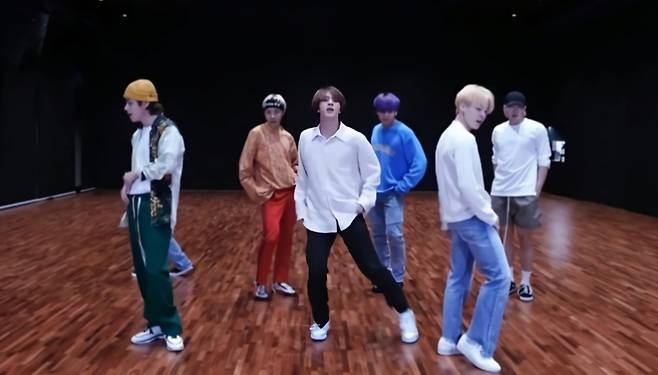 'Oh My Goddance~♥' 방탄소년단 진, 'Butter' 안무 영상 속 '美의 남신' 아우라