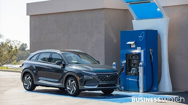 수소충전소에서 충전중인 현대차 수소전기차 넥쏘 / 사진 = 현대차