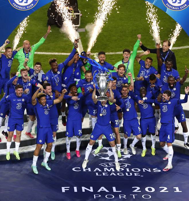 맨체스터 시티를 꺾고 9년 만에 유럽 챔피언스리그  우승을 이룬 첼시 선수들이 우승 트로피를 들고 기뻐하고 있다. 사진=AP PHOTO