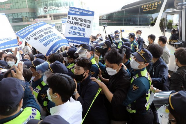 국민의힘 제1차 전당대회 광주·전북·전남·제주 합동연설회가 열린 30일 오후 광주 서구 치평동 김대중컨벤션센터에서 대학생진보연합 관계자들이 “5·18 학살의 후예 국민의힘은 광주에 올 수 없다”고 말하며 차량을 막아서고 경찰과 충돌을 빚고 있다. 2021.5.30/뉴스1