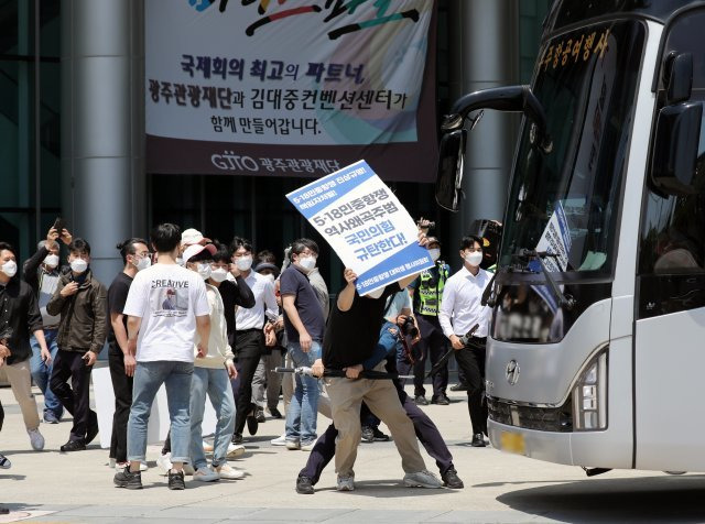 국민의힘 제1차 전당대회 광주·전북·전남·제주 합동연설회가 열린 30일 오후 광주 서구 치평동 김대중컨벤션센터에서 대학생진보연합 관계자들이 “5·18 학살의 후예 국민의힘은 광주에 올 수 없다”고 말하며 차량을 막아서고 경찰과 충돌을 빚고 있다. 2021.5.30/뉴스1