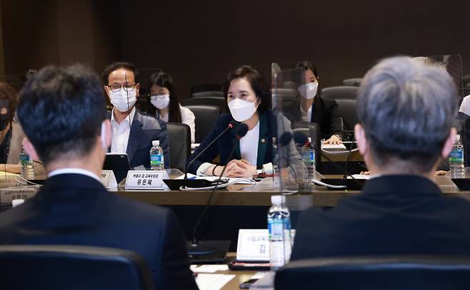지난 28일 열린 교원양성체제 혁신위원회 제1차 회의에서 유은혜 부총리 겸 교육부 장관(가운데)이 발언하고 있다. |교육부 제공