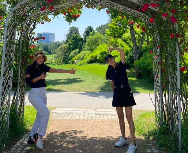 Lee Hye-Yeong, 51, flaunted his friendship with Ko So-young, 50.Lee Hye-Yeong uploaded two photos to his Instagram on the afternoon of the 30th and said, Its a very old time.A photo she posted on the day shows a photo taken with Ko So-young, wife of Jang Dong-gun, 50.They posed face to face against the roses, and they took different positions.Lee Hye-Yeong then boasted that it is eternal.Meanwhile, Lee Hye-Yeong and Ko So-young both debuted in 1992.Lee Hye-Yeong SNS