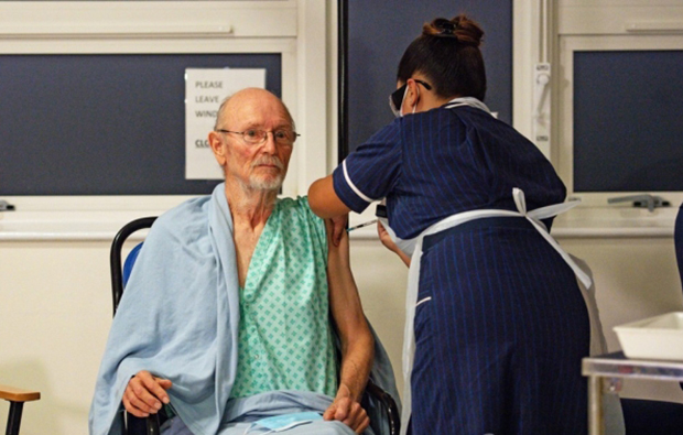 20일 뇌졸중으로 사망한 윌리엄 ‘빌’ 셰익스피어는 지난해 12월 8일 영국 코번트리 대학병원에서 전 세계 2번째이자 남성 중 최초로 화이자 백신을 접종한 인물이다./EPA연합뉴스