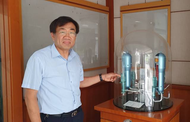 주한규 서울대 원자핵공학과 교수가 아랍에미리트(UAE)에 수출된 한국형 원전인 ‘APR1400’의 원자로 모형을 가리키고 있다. 주 교수는 “APR1400은 세계에서 그 우수성을 인정받는 원전”이라면서 “한국은 소형모듈원자로(SMR)에서도 세계적인 기술력을 보유하고 있다”고 말했다.