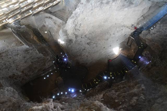 저우커우뎬유적지의 ‘원인동’ 동굴을 위쪽에서 바라본 모습. /최수문기자