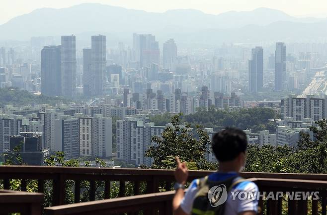 수도권 아파트 시장 '거래절벽' 심화 (서울=연합뉴스) 이지은 기자 = 다음달 1일 다주택자에 대한 보유세·양도소득세 중과와 전월세신고제 시행을 앞두고 서울 등 수도권 아파트 시장의 거래절벽 상황이 심화하고 매물도 줄어든 것으로 나타났다. 30일 서울부동산정보광장에 따르면 올해 들어 서울의 아파트 거래량은 매달 감소하고 매물도 줄었다. 사진은 이날 오전 서울 남산에서 내려다 본 아파트 단지. 2021.5.30 jieunlee@yna.co.kr