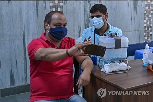 인도 뉴델리에서 진행된 코로나19 백신 접종 모습. [AFP=연합뉴스]