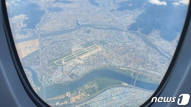 대한항공카드 1주년 무착륙비행 대한항공 KE9021편 A380 항공기에서 바라본 부산. 김해국제공항과 경남 김해 전경이 보인다. © News1 정상훈 기자