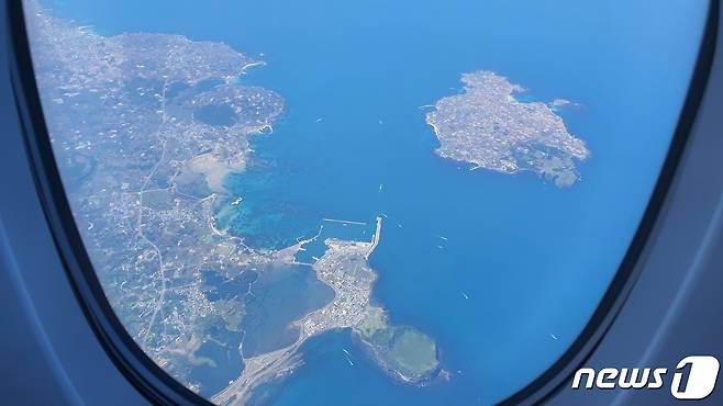 대한항공카드 1주년 무착륙비행 대한항공 KE9021편 A380 항공기에서 바라본 제주도. 우도와 성산일출봉이 보인다. © News1 정상훈 기자
