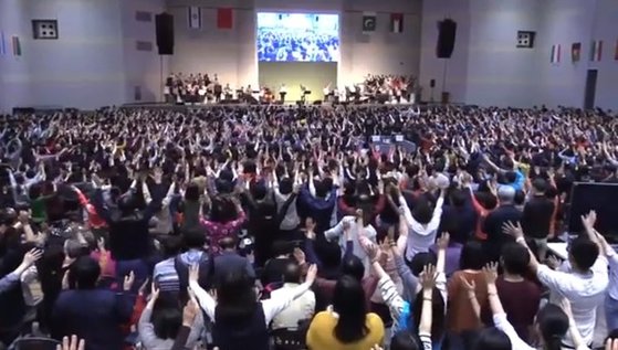 선교단체 인터콥 회원들이 집회에 참석해 양팔을 든 채 기도하고 있다. [중앙포토]