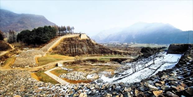 평양 이전 고구려 수도였던 국내성 뒤편에 있는 환도산성의 정문 발굴현장. 둘레 7㎞, 정문의 성벽은 두께가 10m가 넘고, 옹성구조와 만두형 형태를 혼합한 효율적인 방어체제다. 때때로 임시 수도 역할을 담당한 난공불락의 성. 668년 이후 복국군의 편에서 전투를 벌임.