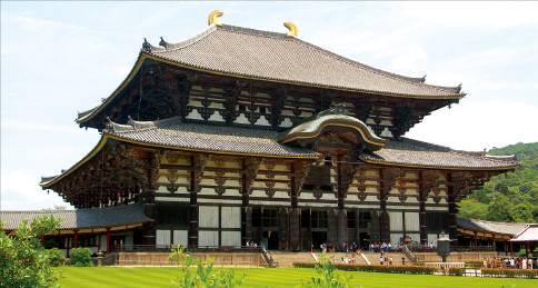 752년에 완성한 도다이지의 대불전(개축한 건물). 세계 최대 목조건축물로 설계·경비조달·기술자 등 백제계 유민 세력들이 주도해 건축했다.