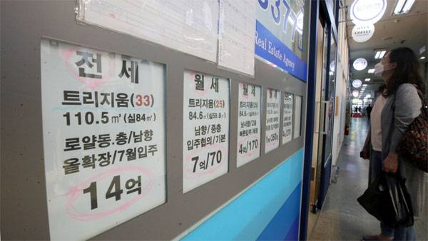 임대차2법(계약갱신청구권·전월세상한제) 시행 이후 전셋값이 연일 상승하고 있다. 31일 서울시 송파구 공인중개사 사무소 앞에 전월세 매물 시세가 게재돼 있다. [김호영 기자]