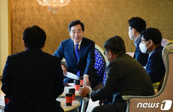 (서울=뉴스1) 이동해 기자 = 이낙연 더불어민주당 전 대표가 31일 서울 여의도 CCMM빌딩에서 열린 '내 삶을 지켜주는 경제' 정책 토론회에 앞서 패널들과 티타임을 갖고 있다. 2021.5.31/뉴스1