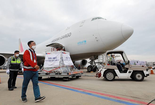 1일 오후 인천국제공항 화물터미널에 도착한 코로나19 모더나 백신의 첫 번째 도입물량인 5만5000회분이 항공기에서 내려 옮겨지고 있다. 모더나 백신은 국가출하승인 절차를 거쳐 이달 중순 공급되며 30대 미만 병원급 의료기관 종사자의 접종에 활용될 계획이다./공항사진기자단