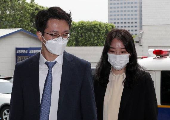 손정민씨 친구 A씨의 법률대리인인 법무법인 원앤파트너스 이은수(왼쪽), 김규리 변호사가 1일 유투버 B씨를 허위사실 유포에 의한 정보통신망법 위반과 업무방해 혐의로 고발하기 위해 서울 서초구 서초경찰서로 들어서고 있다. /사진=뉴스1