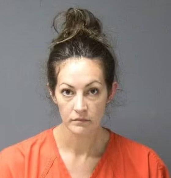 미국 위스콘신의 한 고교 교사인 애비딥스(35·여)가 10대 남학생과 부적절한 관계를 가진 혐의(미성년자 성폭행)로 경찰에 체포됐다. [사진 위스콘신 경찰]