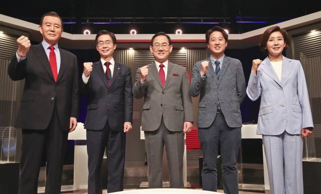 국민의힘 당대표 선거에 출마한 나경원(오른쪽 부터), 이준석, 주호영, 조경태, 홍문표 후보가 31일 서울 마포구 상암 MBC스튜디오에서 열린 100분토론회에 앞서 기념촬영을 하고 있다. 연합뉴스(국회사진기자단)