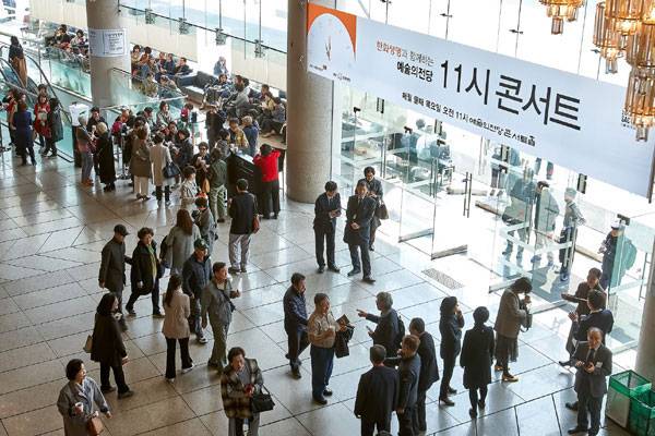 매월 둘째주 목요일 오전 11시 서울 서초동 예술의전당 콘서트홀 로비에는 `11시 콘서트`를 관람하기 위해 모여든 5060세대 여성들이 눈에 띈다. 코로나19 이전인 2019년 4월 사진. [사진제공=예술의전당]