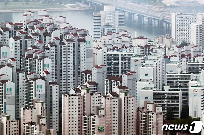 서울 용산구 N서울타워에서 바라본 시내 아파트 단지 전경. /사진제공=뉴스1