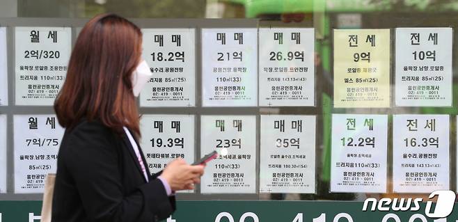 서울의 한 상가에 위한 공인중개소에 아파트 매물 정보가 붙어 있다. /사진제공=뉴스1