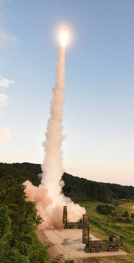 합동참모본부가 지난 2017년 9월 4일 북한의 6차 핵실험 도발에 대응해 동해에서 지대지 탄도미사일인 현무-2를 발사하고 있다. 뉴시스